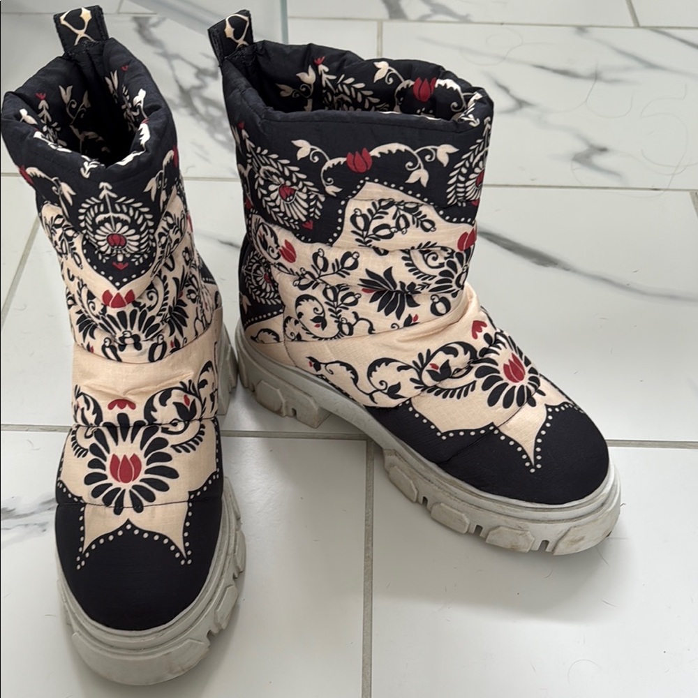 Farm Rio Black Passion Scarf Puffy Ankle Boot, Passion Scarf Black / 11
